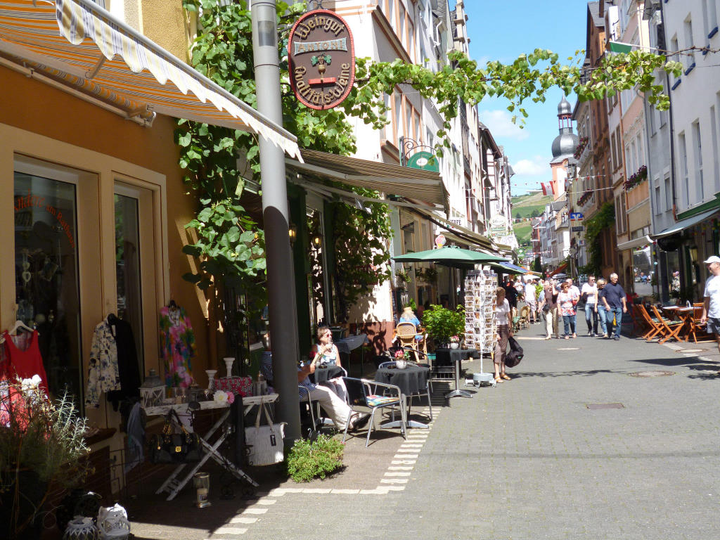 Einkaufsstraße in Altstadt von Zell (Mosel) - Mosel Urlaub in Gästehaus Zeller Altstadt, Oberstraße 6, 56856 Zell (Mosel)