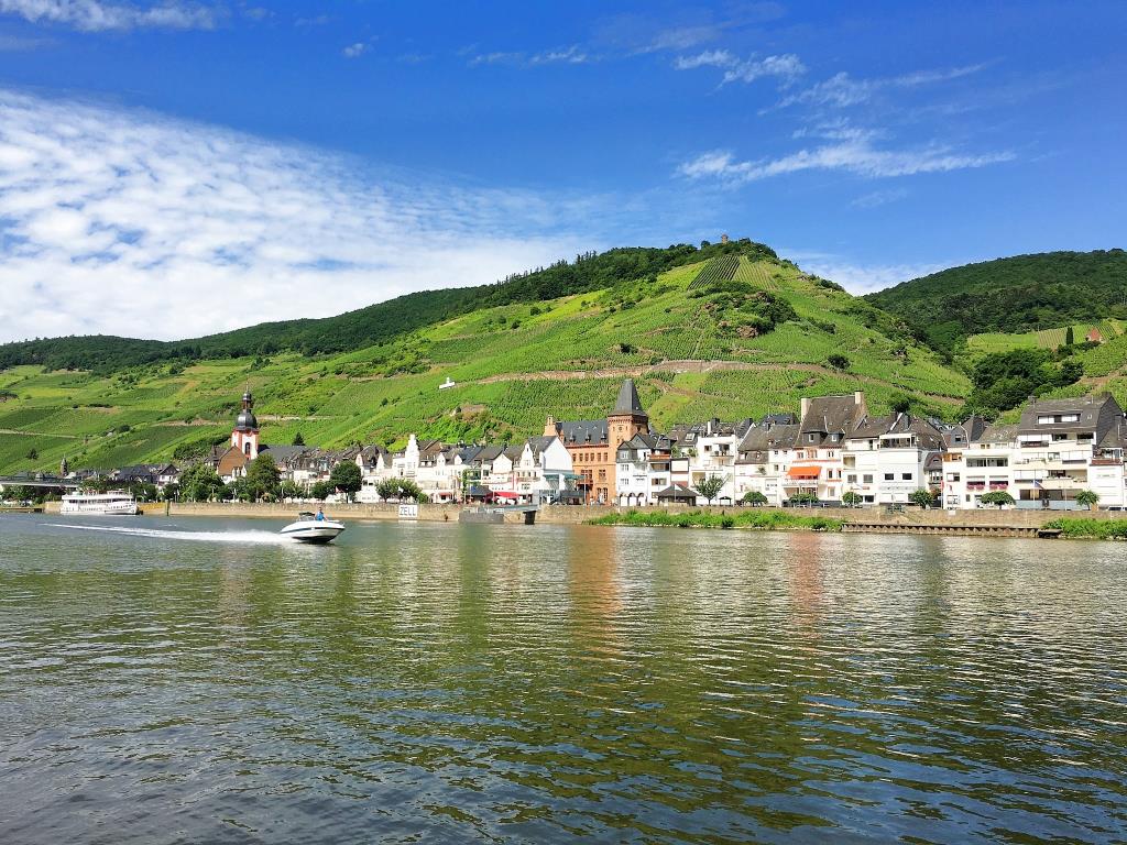 Blick auf Moselpromenade von Zell (Mosel) - Urlaub der Mosel in Gästehaus Zeller Altstadt, Oberstraße 6, 56856 Zell (Mosel)