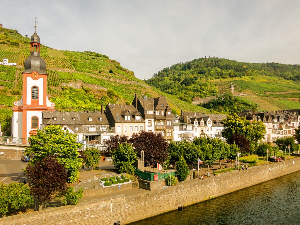 Blick auf Lindenplatz und Greeting Point - Mosel Urlaub in Doppelzimmer Lindenplatz in Gästehaus Zeller Altstadt, Oberstraße 6, 56856 Zell (Mosel)