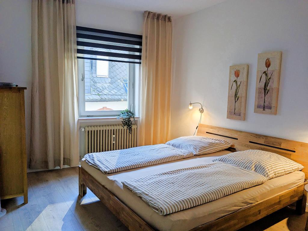 Wohn-/Schlafzimmer mit Doppelbett - Urlaub der Mosel in Ferienapartment Brunnenplatz in Gästehaus Zeller Altstadt, Oberstraße 6, 56856 Zell (Mosel)