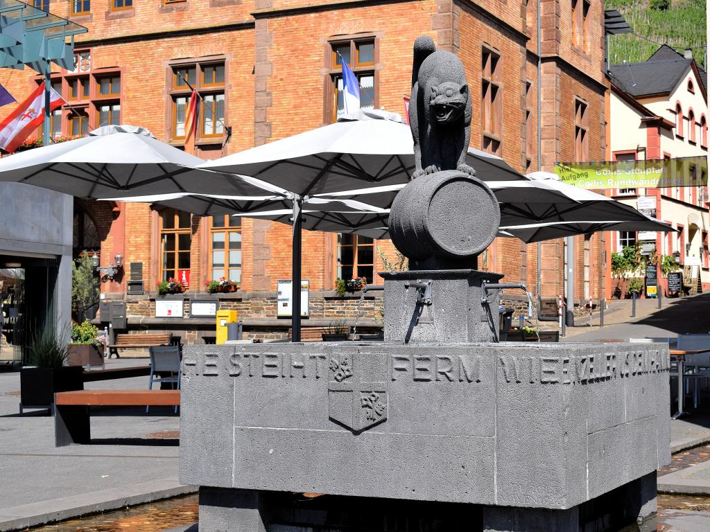Zeller Schwarze Katz Brunnen - Mosel Urlaub in Ferienapartment Brunnenplatz in Gästehaus Zeller Altstadt, Oberstraße 6, 56856 Zell (Mosel)
