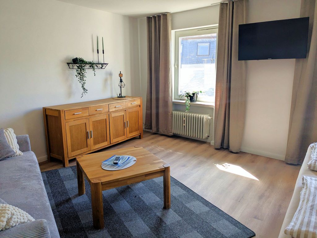 Vitrine und Fernseher - Urlaub an der Mosel in Ferienapartment Collis in Gästehaus Zeller Altstadt, Oberstraße 6, 56856 Zell (Mosel)