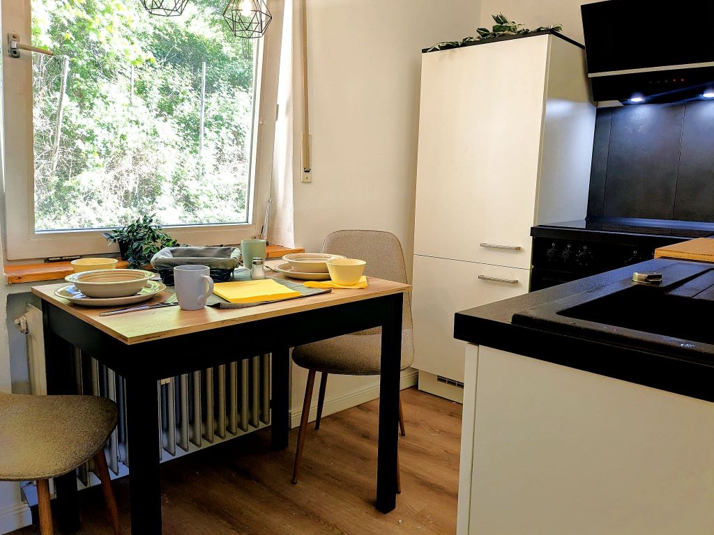 Essbereich und Kühlschrank - Mosel Urlaub in Ferienapartment Collis in Gästehaus Zeller Altstadt, Oberstraße 6, 56856 Zell (Mosel)