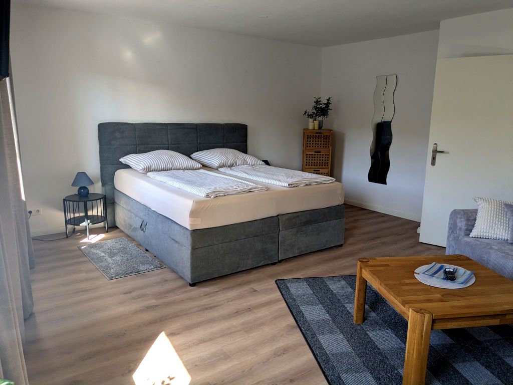 Couchtisch und Doppelbett - Mosel Urlaub in Ferienapartment Collis in Gästehaus Zeller Altstadt, Oberstraße 6, 56856 Zell (Mosel)
