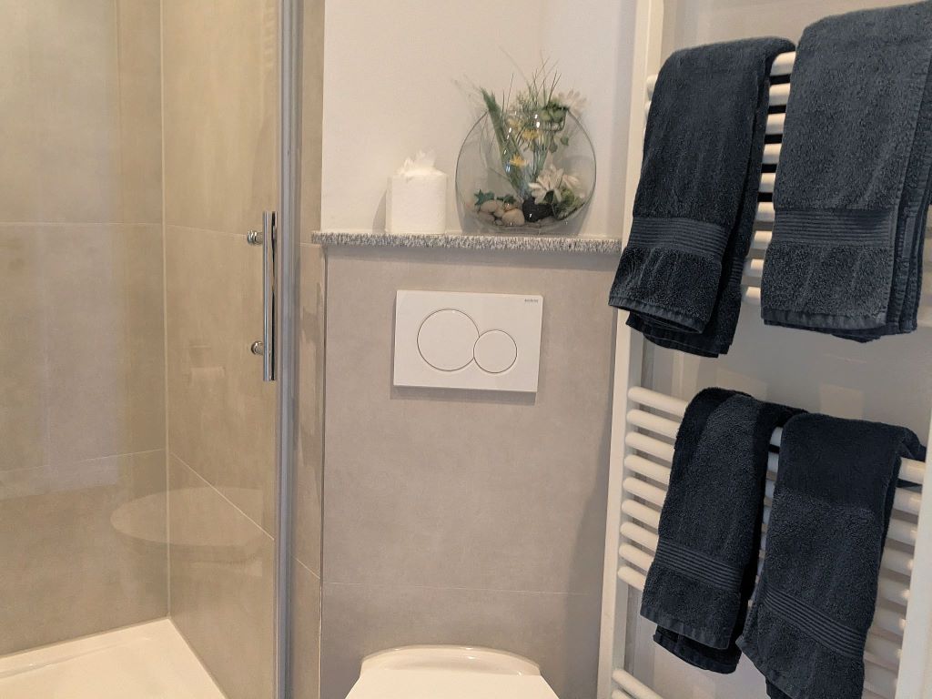 Bad mit Handtüchern - Mosel Urlaub in Ferienapartment Collis in Gästehaus Zeller Altstadt, Oberstraße 6, 56856 Zell (Mosel)