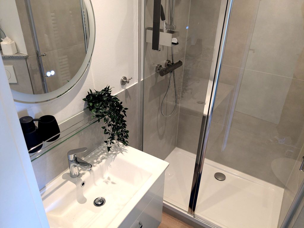 Bad mit Dusche und Waschbecken - Urlaub an der Mosel in Ferienapartment Collis in Gästehaus Zeller Altstadt, Oberstraße 6, 56856 Zell (Mosel)